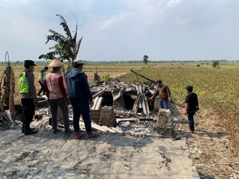 Diduga Akibat Korsleting Listrik, Warung Kopi Ludes Terbakar