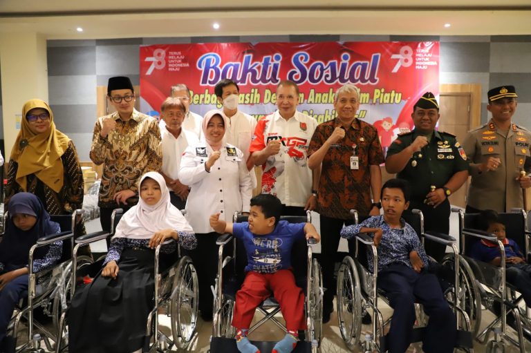 Wakil Bupati Serahkan Bansos dari Paguyuban Pengusaha Purworejo