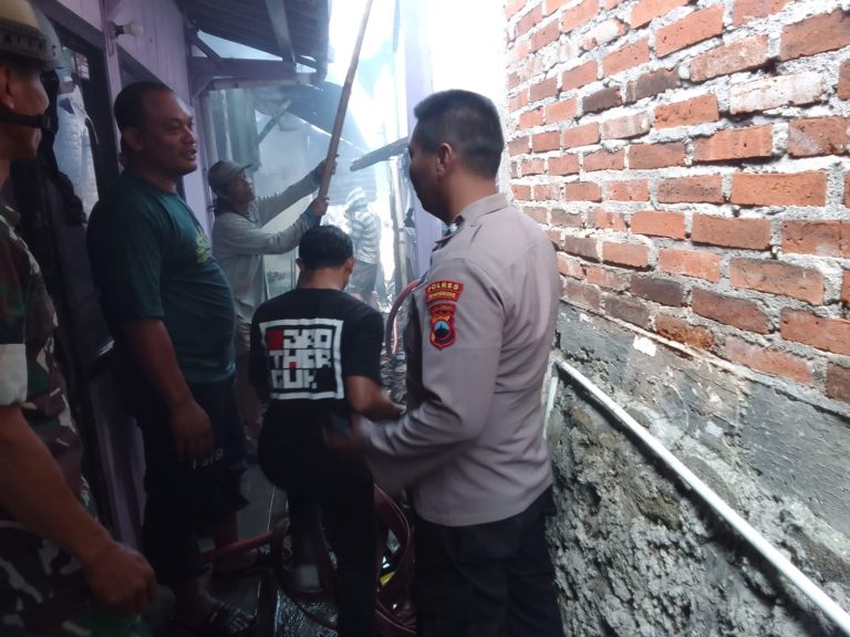 Dua Rumah Warga Hangus, Atap Dapur Runtuh Menimpa Tungku yang Masih Menyala