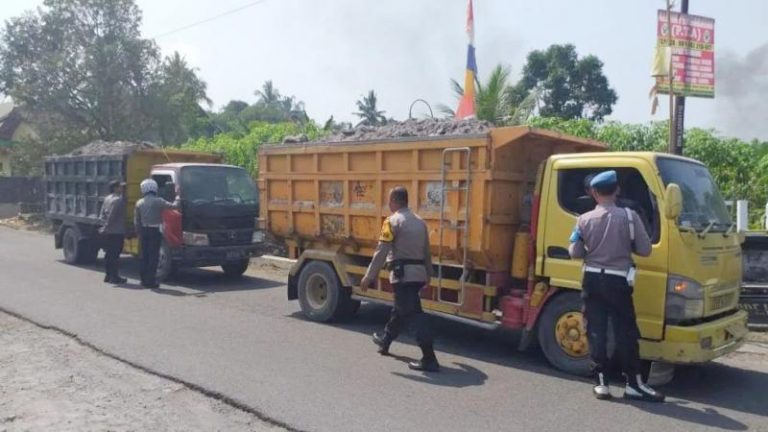 Dikenakan Tilang di Tempat, Polisi Razia Truk Pengangkut Galian C Merapi