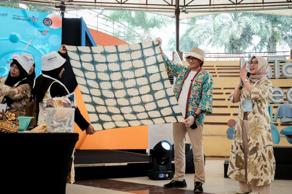 Pelaku Ekraf Serang Tantang Menparekraf Membuat Batik Ecoprint Teknik Shibori