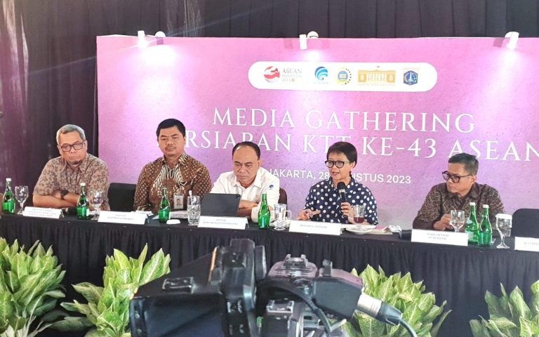 Menkominfo Budi Arie Setiadi, dan Menlu Retno LP Marsudi dalam Media Gathering KTT ke-43 ASEAN di Jakarta, Senin (28/08).
