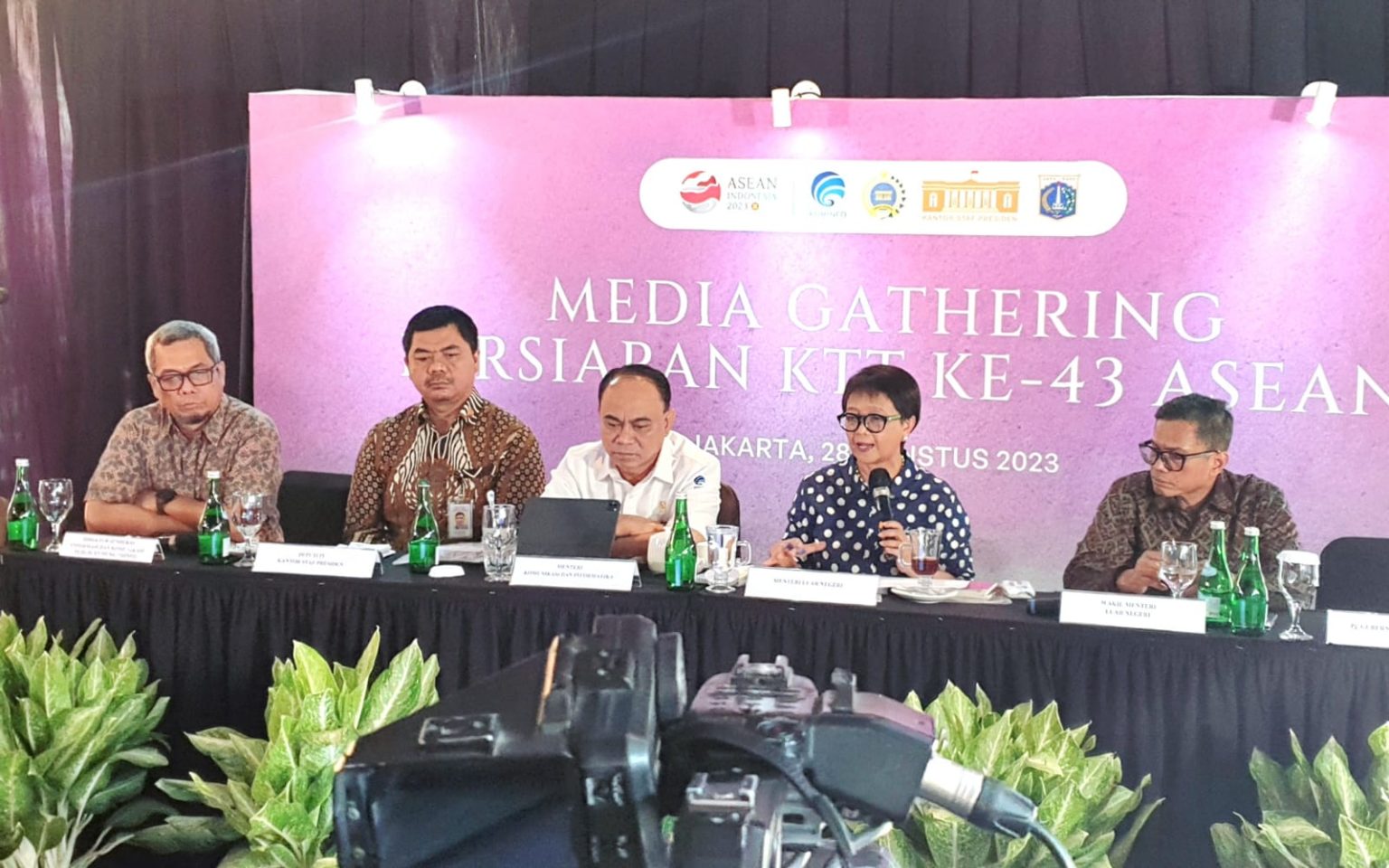 Menkominfo Budi Arie Setiadi, dan Menlu Retno LP Marsudi dalam Media Gathering KTT ke-43 ASEAN di Jakarta, Senin (28/08).