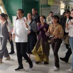 Presiden Jokowi bersama sejumlah pegiat seni meninjau LRT Jabodebek, di Stasiun Jati Mulya, Bekasi, Jabar, Kamis (10/08).