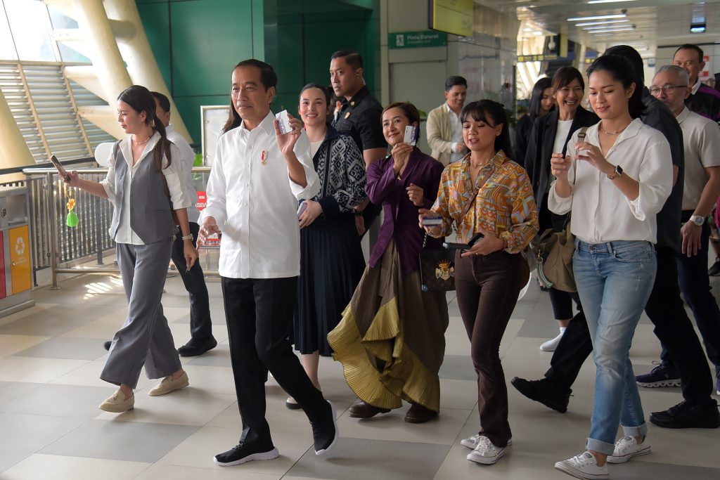 Presiden Jokowi bersama sejumlah pegiat seni meninjau LRT Jabodebek, di Stasiun Jati Mulya, Bekasi, Jabar, Kamis (10/08).
