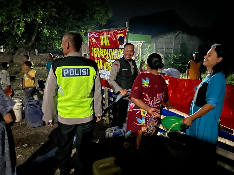 Hingga Malam Polisi di Grobogan Salurkan Bantuan Air Bersih