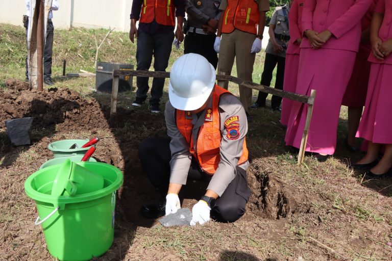 Pembangunan Barak Dalmas Dimulai, Kapolres Letakkan Batu Pertama Tanda Mulai Dibangun