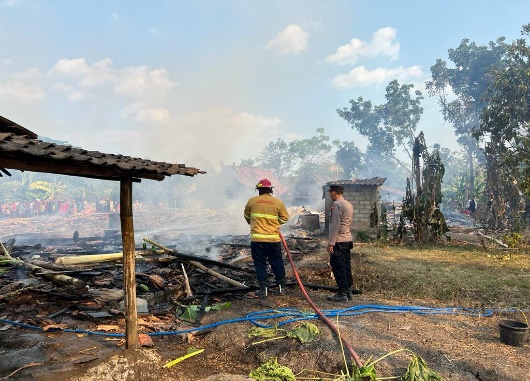 Diduga Korsleting Listrik, 2 Rumah di Desa Tahunan Terbakar
