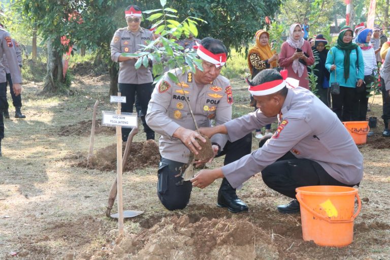 Polda Jateng Tanam Ribuan Pohon, Gunungpati Jadi Sasaran Penghijauan