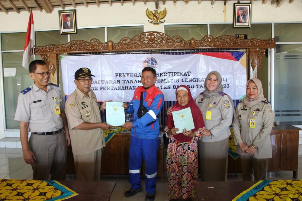 BPN Batang Serahkan 30 Sertipikat Program PTSL di Desa Pucanggading