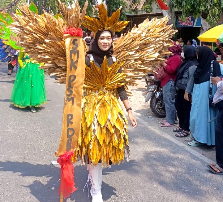 Siswa SMK PSM Randublatung Gunakan Klobot Jagung Jadi Kostum Carnival