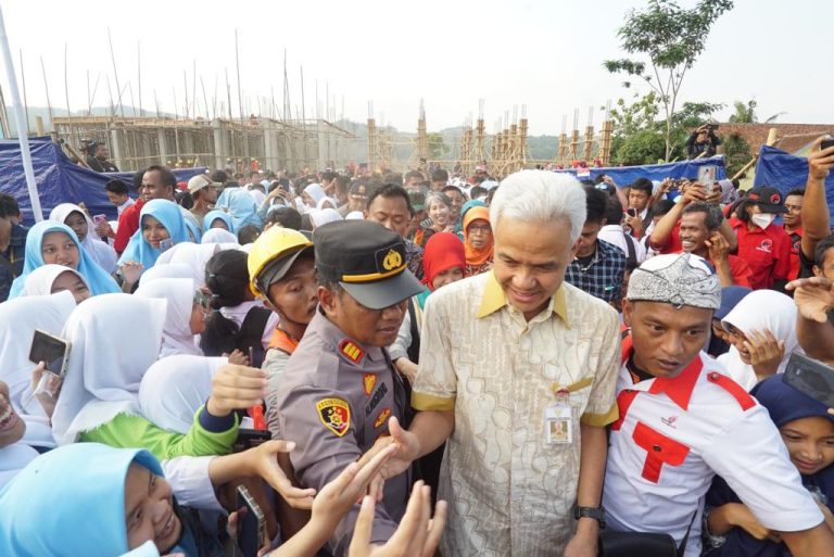 Tinjau Pembangunan Puskesmas Majenang II, Ganjar Minta Masyarakat Ikut Mengawasi