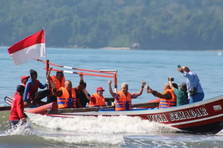 PLN Bantu Konversi Kapal Lawas Nelayan Cilacap Jadi Kapal Listrik yang Jauh Lebih Efisien