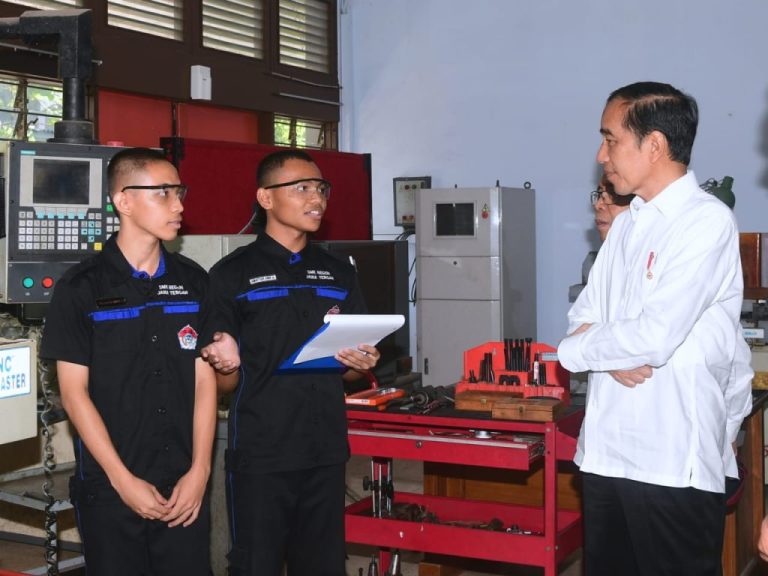 Presiden Jokowi dan Ibu Iriana Tinjau Aktivitas Pembelajaran di SMKN Jateng