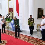 Presiden Jokowi menerima Ketua dan Anggota Dewan Gelar Tanda Kehormatan (GTK), Kamis (03/08), di Istana Merdeka, Jakarta. (Foto: Dok BPMI Setpres)