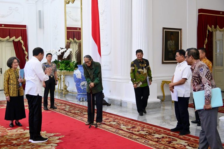 Presiden Jokowi menerima Ketua dan Anggota Dewan Gelar Tanda Kehormatan (GTK), Kamis (03/08), di Istana Merdeka, Jakarta. (Foto: Dok BPMI Setpres)