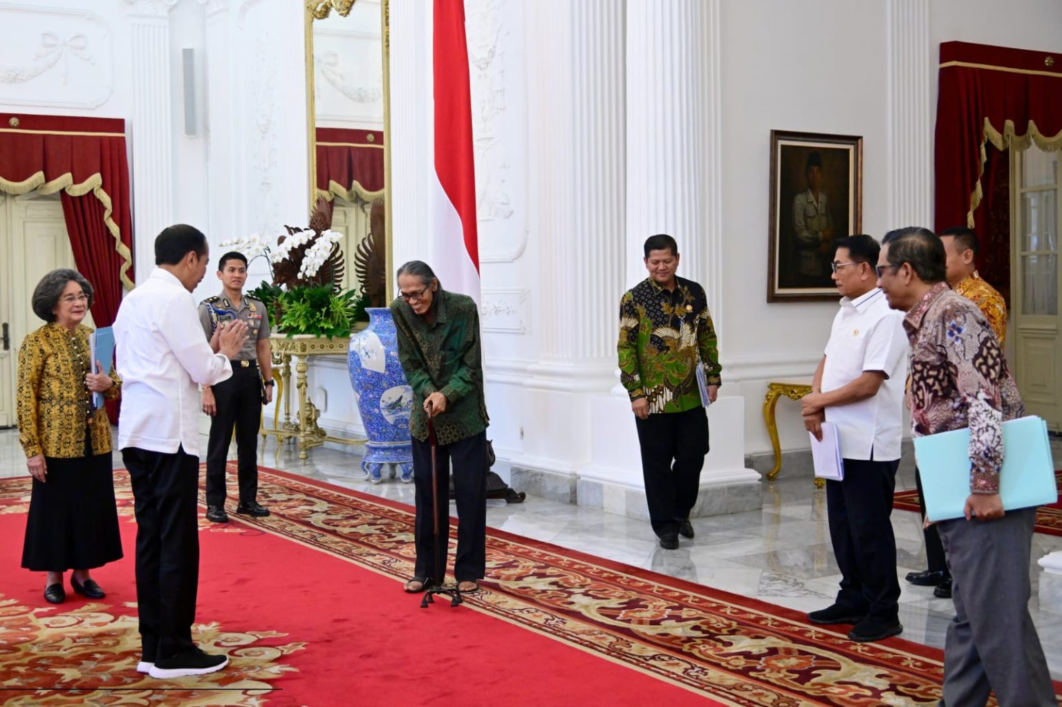 Presiden Jokowi menerima Ketua dan Anggota Dewan Gelar Tanda Kehormatan (GTK), Kamis (03/08), di Istana Merdeka, Jakarta. (Foto: Dok BPMI Setpres)