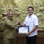 Pj Bupati Pati Henggar Budi Anggoro saat menyerahkan piagam penghargaan tersebut, di Ruang Pringgitan Pendopo Kabupaten Pati, Senin pagi (28/08)