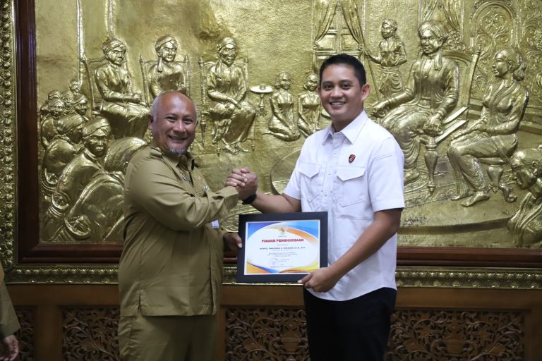 Pj Bupati Pati Henggar Budi Anggoro saat menyerahkan piagam penghargaan tersebut, di Ruang Pringgitan Pendopo Kabupaten Pati, Senin pagi (28/08)