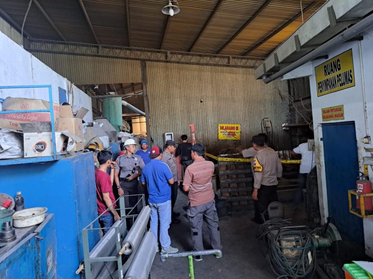 Polsek Margorejo saat melakukan olah TKP di PT Jaya Plastik Raya , Sabtu (19/08)