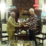 Pj Bupati Pati, Henggar Budi Anggoro menerima SK perpanjangan masa jabatan dari Gubernur Jawa Tengah, Ganjar Pranowo di rumah dinas Gubernur Jawa Tengah, Kota Semarang, Senin siang (21/08).