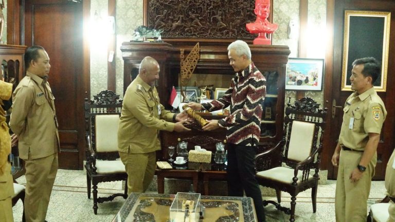 Pj Bupati Pati, Henggar Budi Anggoro menerima SK perpanjangan masa jabatan dari Gubernur Jawa Tengah, Ganjar Pranowo di rumah dinas Gubernur Jawa Tengah, Kota Semarang, Senin siang (21/08).