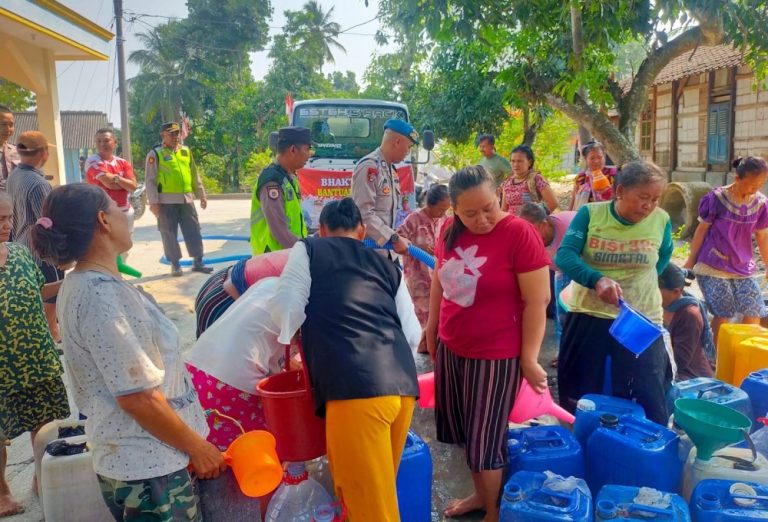 Polisi Grobogan Kembali Salurkan Bantuan Air Bersih ke Desa Bologarang