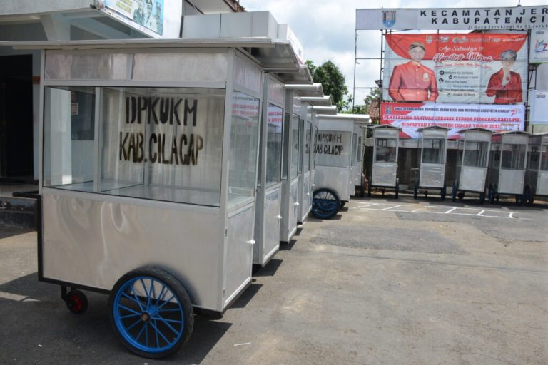 DPKUKM Kabupaten Cilacap Salurkan Bantuan Gerobak Usaha untuk Masyarakat