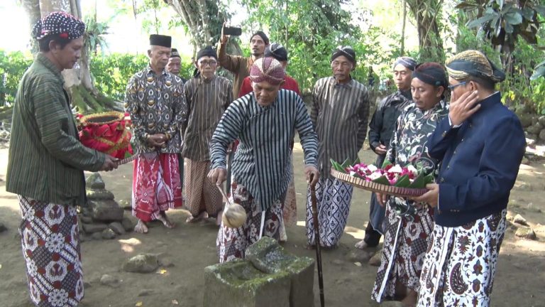 Warga Lereng Sumbing Gelar Tradisi Ruwat Pepunden Kiai Joko Nolo