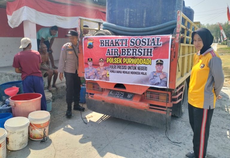 Tiga Polsek Bergerak Bersama Salurkan Bantuan 28 Ribu Liter Air Bersih ke Pedesaan