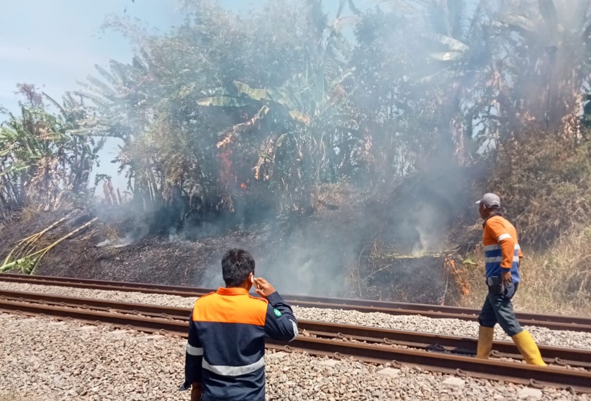 Berbahaya, Efek Membakar Sampah di Dekat Jalur Rel Kereta Api