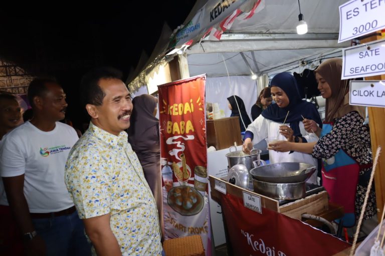Sekda Kabupaten Jepara Edy Sujatmiko saat membuka stan bazar usaha mikro, kecil, dan menengah (UMKM) Porprov Jateng 2023 di GBK Jepara.