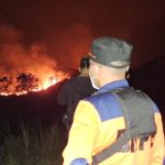 Sebanyak 120 personel gabungan melakukan pemadaman karhutla di Taman Nasonal Gunung Ciremai, Kabupaten Kuningan, Jawa Barat, Jumat (25/08). HinggaSabtu (26/08) api belum bisa dipadamkan.