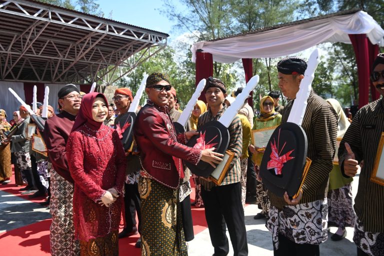 Lomba Inovasi Desa Tahun 2023, Bupati Serahkan Hadiah 12 Mobil (Foto: Dok Pemkab Kebumen)