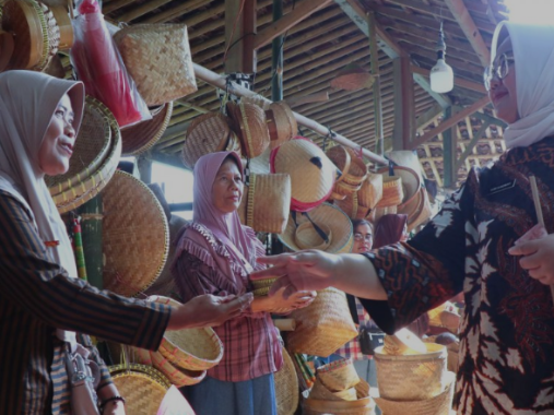Tradisi Pasar Tambak Setahun Sekali, Pembeli Tidak Boleh Tawar Menawar Harga