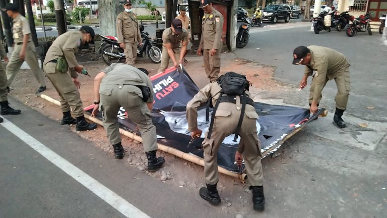 Tidak Sesuai Aturan, Satpol PP Tertibkan Baliho Semerawut di Kota Semarang