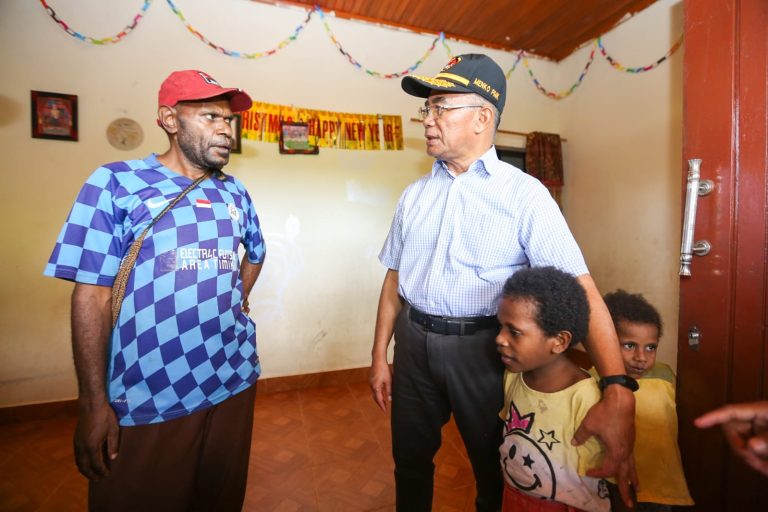 Menko PMK dan Kepala BNPB Bawa Bantuan Logistik ke Distrik Agandugume Papua Tengah