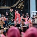 Presiden Jokowi dan Ibu Iriana membuka peragaan busana Istana Berkebaya, di depan Istana Merdeka, Jakarta, Minggu (06/08).