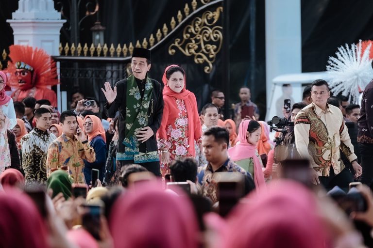 Presiden Jokowi dan Ibu Iriana membuka peragaan busana Istana Berkebaya, di depan Istana Merdeka, Jakarta, Minggu (06/08).