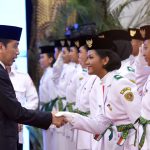 Presiden Jokowi saat mengukuhkan Paskibraka di Istana Negara, Jakarta, Selasa (15/08).