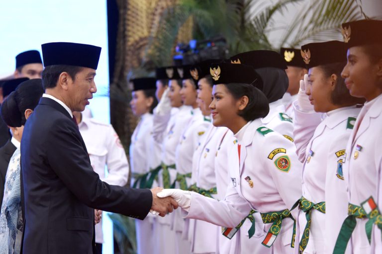 Presiden Jokowi saat mengukuhkan Paskibraka di Istana Negara, Jakarta, Selasa (15/08).