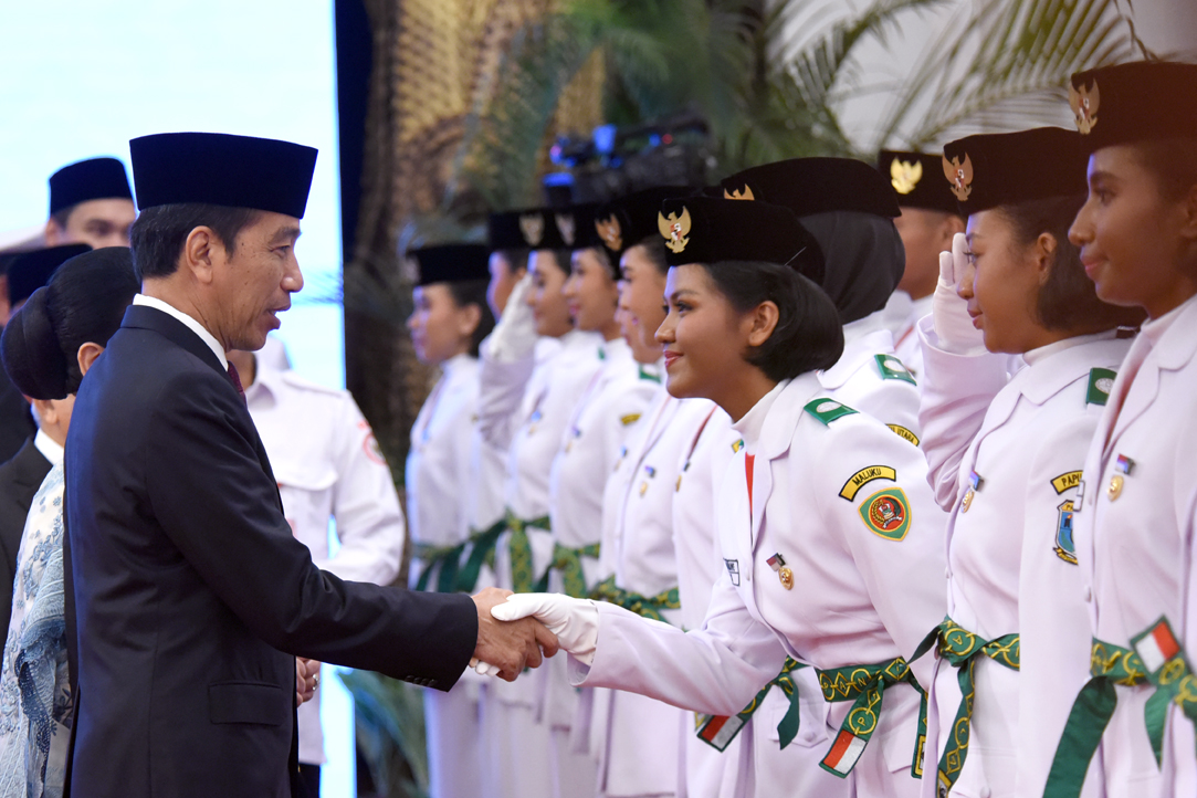 Presiden Jokowi saat mengukuhkan Paskibraka di Istana Negara, Jakarta, Selasa (15/08).