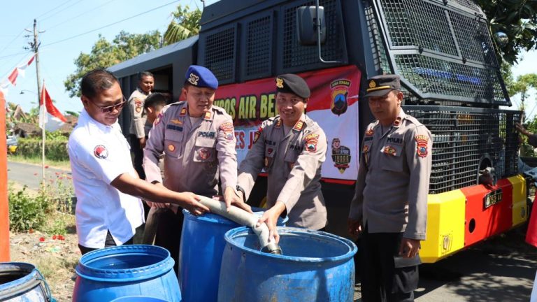 Polres Jepara Pasok Air Bersih untuk Warga Terdampak Kekeringan