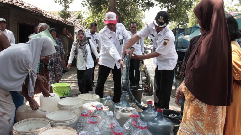 Kurangi Dampak Kekeringan, Tirta Baribis Distribusikan Air Gratis untuk Warga