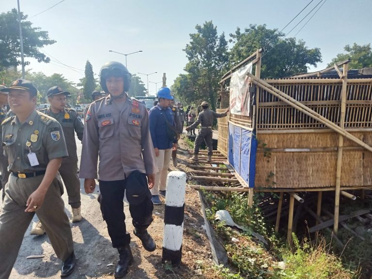 150 Bangunan Liar di Jalan Soekarno-Hatta Demak Ditertibkan