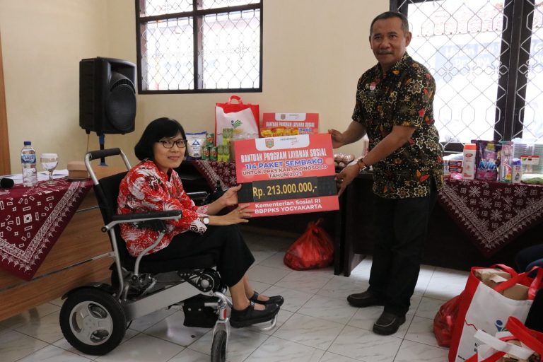 Kemensos Salurkan Bantuan Layanan Sosial Bagi PPKS Penyandang Disabilitas