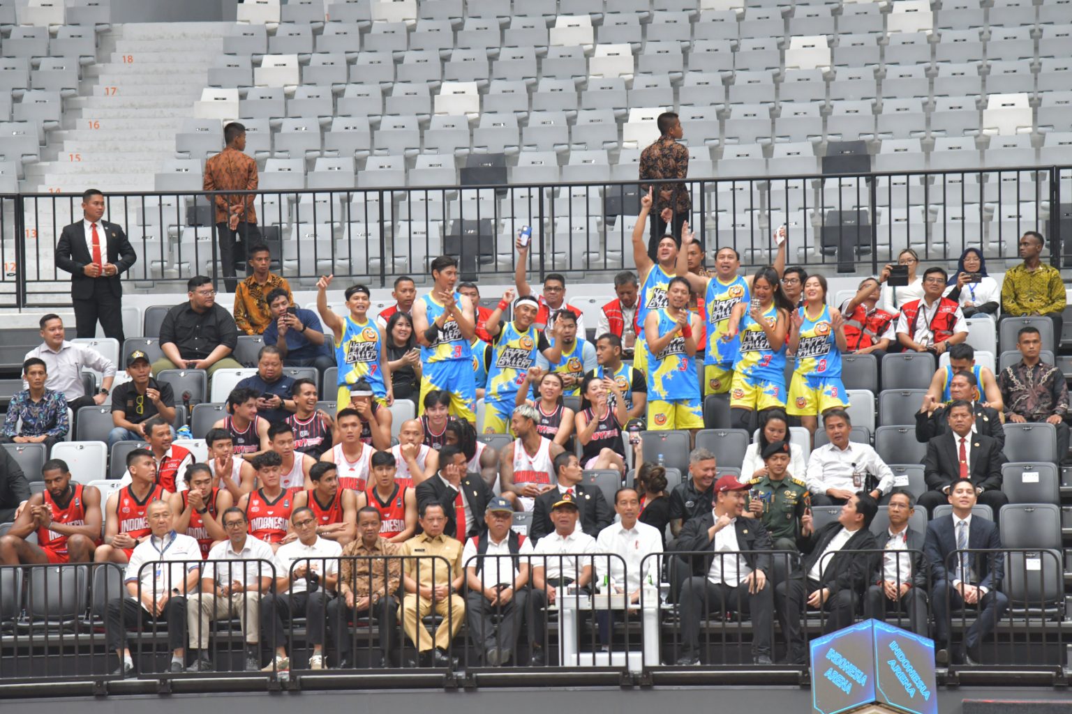 Presiden Jokowi didampingi sejumlah pejabat di Indonesia Arena, di Senayan, Jakarta, Senin (07/08).