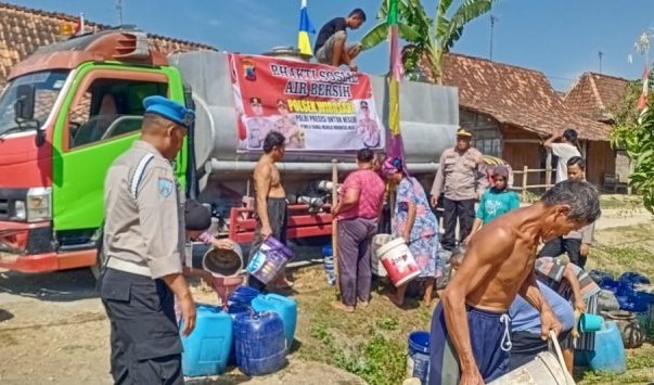 Polisi di Grobogan Salurkan 20 Ribu Liter Air Bersih ke Desa Tanjungrejo Wirosari