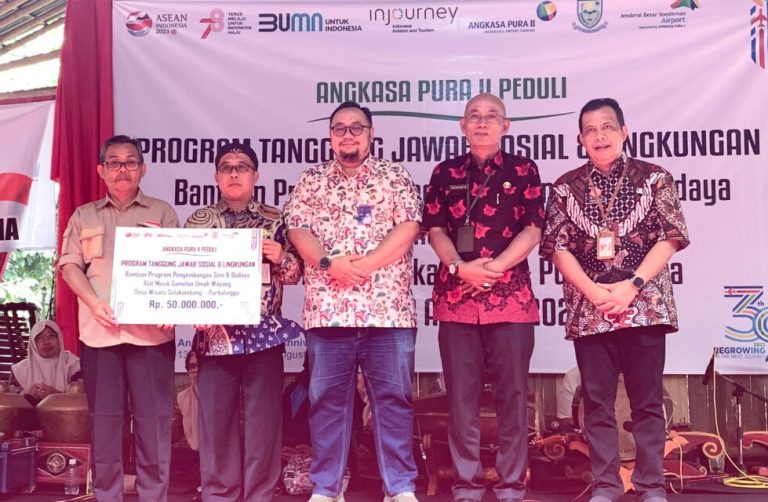 Desa Selakambang Terima Bantuan TJSL dari Angkasa Pura II Atas Prestasi Desa Wisata
