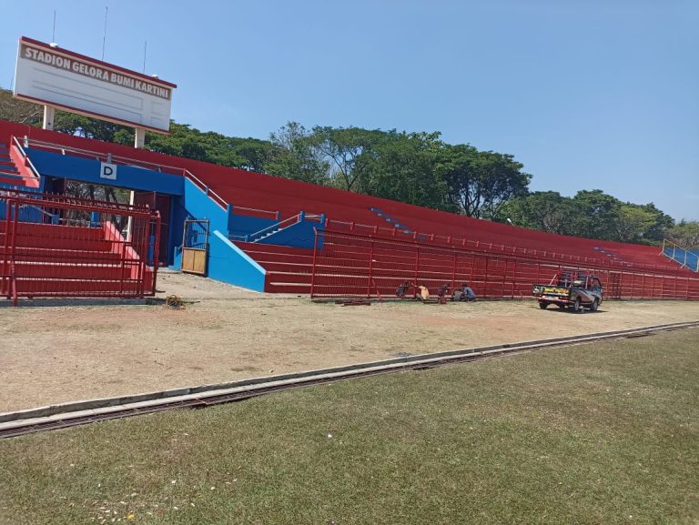 Perbaikan kerusakan sarana dan prasarana Stadion Gelora Bumi Kartini (GBK) Jepara usai gelaran Porprov XVI.